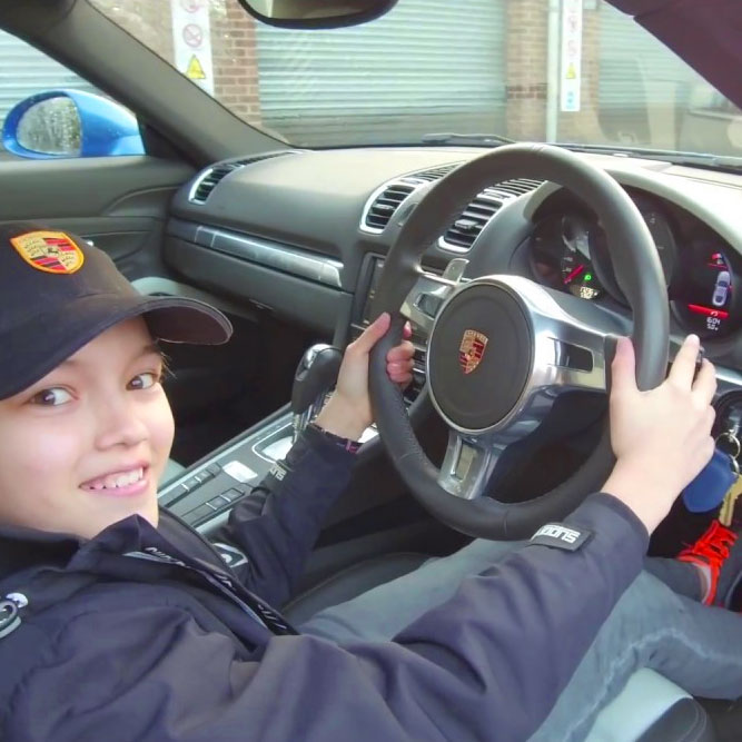 Ragazzo giovane in Porsche